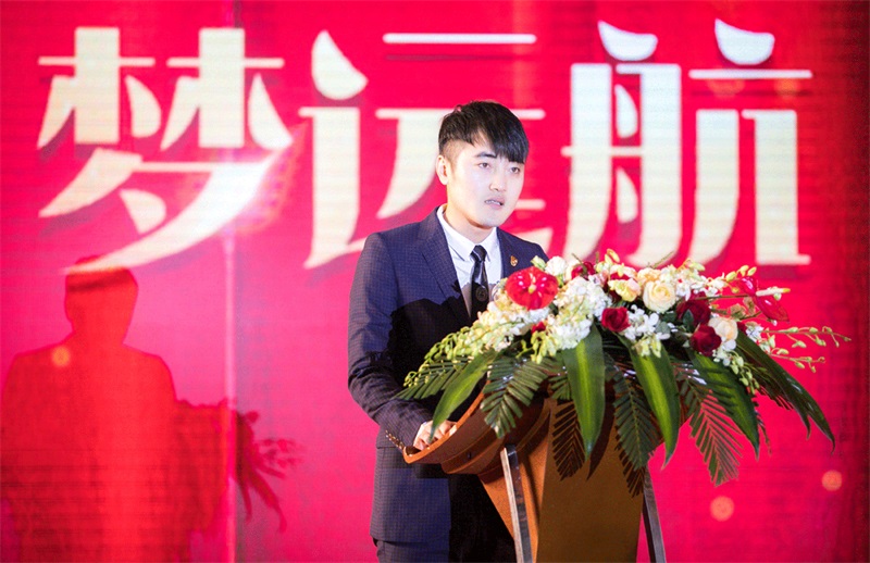 颁奖盛典开始,爱恋珠宝深圳总经理,爱恋珠宝集团董事张剑雄先生致